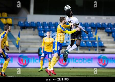 Aleksandar Vukotic di Waasland-Beveren e Shamar Nicholson di Charleroi combattono per il Palla durante una partita di calcio tra Waasland-Beveren e Sporting Foto Stock