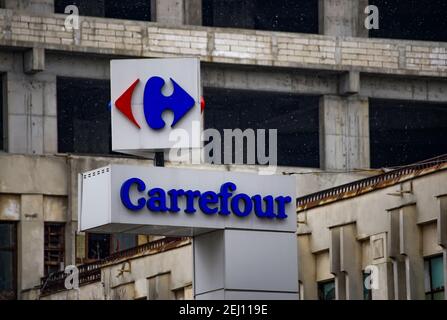 Bucarest, Romania - 16 febbraio 2021: Il logo della multinazionale francese Carrefour è visto in cima ad un pilastro vicino al centro commerciale Unirea Foto Stock