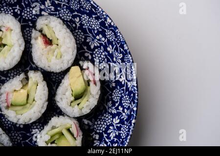 Un piatto che contiene porzioni di sushi vegetariano fatto in casa Foto Stock