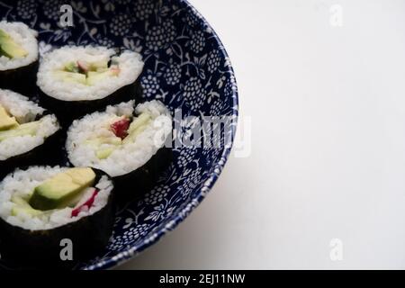 Un piatto che contiene porzioni di sushi vegetariano fatto in casa Foto Stock