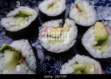 Un piatto che contiene porzioni di sushi vegetariano fatto in casa Foto Stock