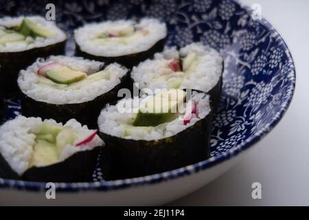 Un piatto che contiene porzioni di sushi vegetariano fatto in casa Foto Stock