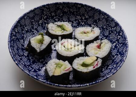 Un piatto che contiene porzioni di sushi vegetariano fatto in casa Foto Stock
