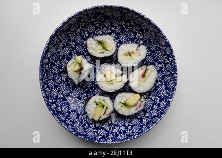 Un piatto che contiene porzioni di sushi vegetariano fatto in casa Foto Stock