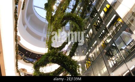 BANGKOK, THAILANDIA - 18 DICEMBRE 2018 il centro commerciale di lusso Emquartier. Design di centro commerciale, verde eco-compatibile concetto. Giardino pensile, f Foto Stock