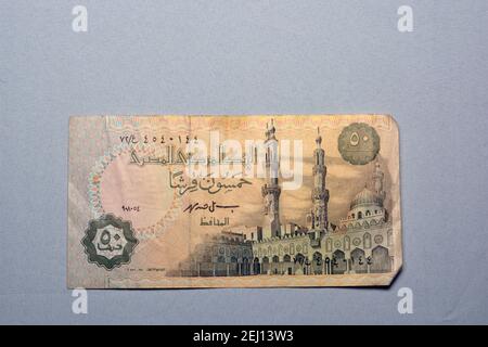Banconota egiziana da 50 piasters, metà sterlina valuta egiziana da vicino. Foto Stock