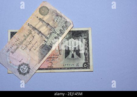Raccolta di banconote egiziane 50 Piasters, da un primo piano di una mezza libbra di valuta egiziana. Una vecchia banconota contro una più vecchia Foto Stock