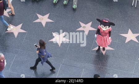 LOS ANGELES, CALIFORNIA, Stati Uniti d'America - 7 NOV 2019: Passeggiata di fama su Hollywood boulevard a LOS ANGELES. Pedastriani a piedi vicino celebrità stelle su asfalto. W Foto Stock