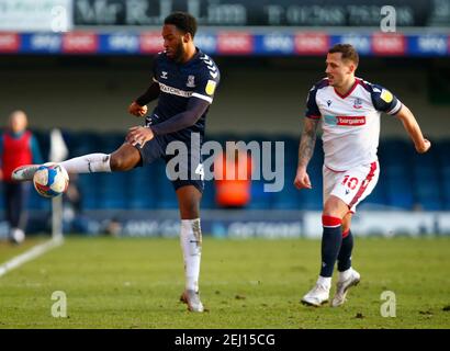 Southend, Regno Unito. 20 Feb 2021. SOUTHEND, INGHILTERRA - FEBBRAIO 20: L-R Nathan Ferguson di Southend Unito mentre Antoni Sarcevic di Bolton Wanderers guarda durante la Sky Bet League due tra Southend United e Bolton Wanderers al Roots Hall Stadium, Southend, Regno Unito il 20 Febbraio 2021 Credit: Action Foto Sport/Alamy Live News Foto Stock