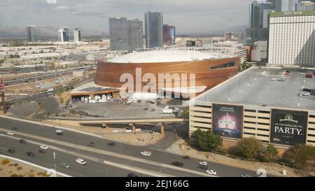 LAS VEGAS, NEVADA USA - 7 MAR 2020: Sin città nel deserto di Mojave dall'alto. Autostrada del traffico in valle con clima arido. Vista aerea della strada in turistico Foto Stock