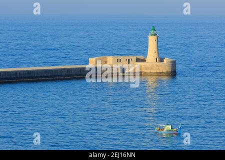 Il faro di Saint Elmo Breakwater (1908) a la Valletta, Malta Foto Stock