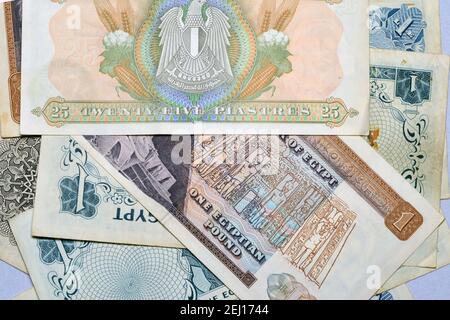 Vecchia raccolta di denaro egiziano, vecchie banconote egiziane varie, raccolta di vecchie banconote egiziane di carta. Famose banconote antiche. Foto Stock