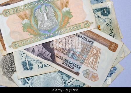 Vecchia raccolta di denaro egiziano, vecchie banconote egiziane varie, raccolta di vecchie banconote egiziane di carta. Famose banconote antiche. Foto Stock
