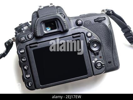 Fotocamera isolata su sfondo bianco, vista frontale dello schermo del corpo della fotocamera DSLR professionale. Fotocamera digitale nera per foto e video. Cont Foto Stock