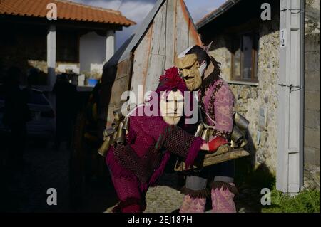 Le feste di Entrudo (o Shrovetide) a Vila Boa (piccolo villaggio nella regione di Trás-OS-Montes di Porggal), una tradizionale festa di carnevale che risale Foto Stock