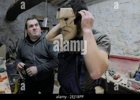 Prova una maschera di legno di nuova costruzione, da utilizzare più tardi nelle celebrazioni del Carnevale a Vila Boa de Ousilhao. Foto Stock