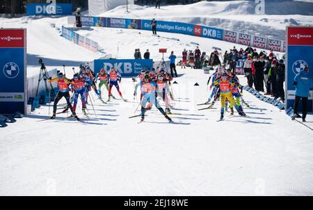 Pokljuka, Slovenia. 20 Feb 2021. Biathlon: World Cup/World Championship, relè 4 x 6 km, donne. I biatleti iniziano a correre. Credit: Sven Hoppe/dpa/Alamy Live News Foto Stock