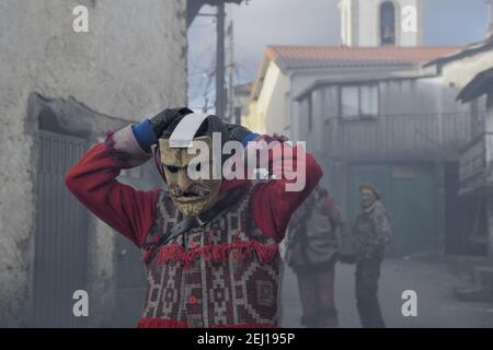 Le feste di Entrudo (o Shrovetide) a Vila Boa (piccolo villaggio nella regione di Trás-OS-Montes di Porggal), una tradizionale festa di carnevale che risale Foto Stock