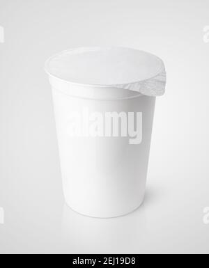 Contenitore in plastica bianca per latticini con coperchio in lamina grigio Foto Stock