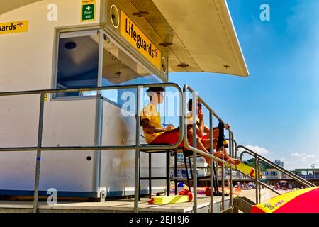 Bournemouth, Dorset / UK - Luglio 11 2019: Una stazione di Lifeguard di RNLI Beach sulla spiaggia di Bournemouth a Dorset, Inghilterra, Regno Unito Foto Stock