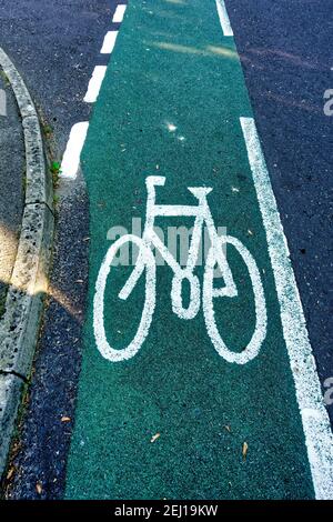 Warminster, Wiltshire / UK - Settembre 22 2020: Una pista ciclabile che attraversa un incrocio a T su una strada residenziale Foto Stock