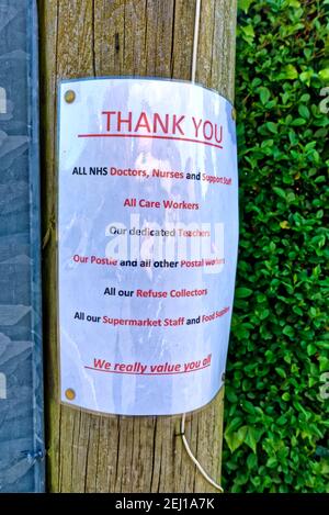 Warminster, Wiltshire / UK - 4 maggio 2020: Un avviso su un palo telegrafico che ringrazia tutti i lavoratori chiave durante la crisi di Coronavirus Foto Stock
