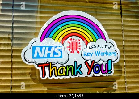 Warminster, Wiltshire UK - Aprile 22 2020: Un grazie NHS e tutti i lavoratori chiave Rainbow of Hope Accedi a una finestra Foto Stock