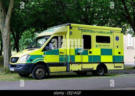Trowbridge, Wiltshire / UK - Giugno 25 2017: Un ambulanza di Bristol servizi medici di emergenza Mercedes-Benz Sprinter ambulanza Foto Stock