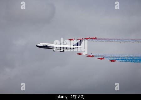 RAF Fairford, Gloucestershire, Regno Unito - Luglio 20 2019: Un BOAC ha vivacizzato British Airways Boeing 747- 400 volare con le frecce rosse al Riat 2019 Foto Stock