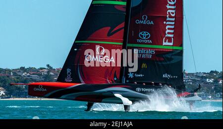 Auckland, Nuova Zelanda, 20 febbraio 2021 - Emirates tean New Zealand's (ETNZ)te Rehutia, skippered by Peter Burling, pratica sul porto Waitemata di Auckland. Il vincitore della finale della Prada Cup, attualmente in corso ad Auckland tra Luna Rossa Prada Pirelli e INEOS Team UK, incontrerà ETNZ nella 36esima finale della America's Cup che avrà inizio il 6 marzo 2021. Credit: Rob Taggart/Alamy Live News Foto Stock