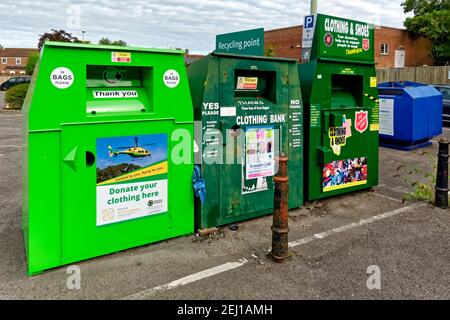 Warminster, Wiltshire / UK - Settembre 10 2020: Banche di donazione di abbigliamento e calzature nel parcheggio Warminster Western Foto Stock