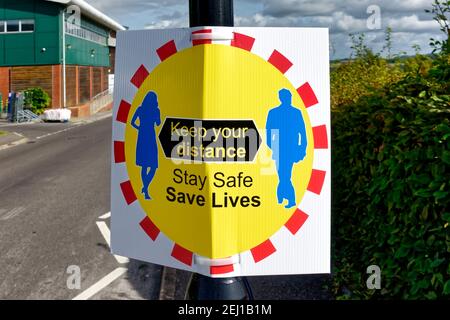 Salisbury, Wiltshire / UK - Settembre 12 2020: A mantenere la distanza, stare al sicuro, salvare vite segno al Salisbury District Hospital Foto Stock