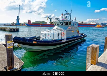 Poole, Dorset / UK - Ottobre 14 2020: La nave di pattuglia costiera della forza di confine britannica, HMC Nimrod, a Poole Harbour in Dorset, UK Foto Stock