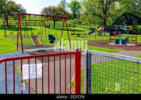 Warminster, Wiltshire UK - Aprile 23 2020: L'area giochi per bambini del parco cittadino di Warminster e' temporaneamente chiusa a causa di Coronavirus Foto Stock