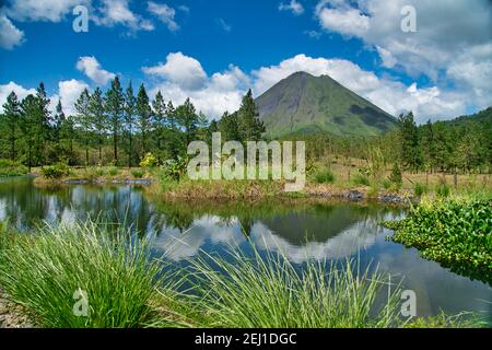 Vulcano Arenal con riflesso in un piccolo lago, Costa Rica Foto Stock