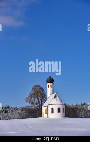 Cappella in inverno nel quartiere di Fürstenfeldbruck, Baviera, Germania, Europa Foto Stock