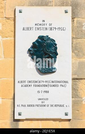 Lapide commemorativa per il fisico teorico Albert Einstein (1879-1955) ai Giardini superiori di Barrakka a la Valletta, Malta Foto Stock