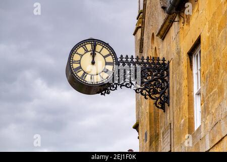 Vecchio orologio su un muro di pietra Foto Stock