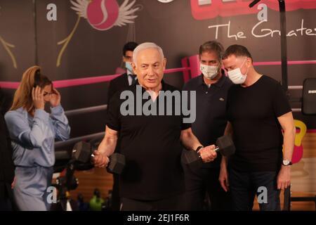 Petah Tikva, Israele. 20 Feb 2021. Il primo ministro israeliano Benjamin Netanyahu visita una palestra fitness prima della riapertura della filiale a Petah Tikva, Israele Sabato 20 febbraio 2021, Israele continua a sollevare la serratura con l'apertura di palestre, alberghi e centri commerciali a partire da febbraio. 21. Foto in piscina di tal Shahar/UPI Credit: UPI/Alamy Live News Foto Stock