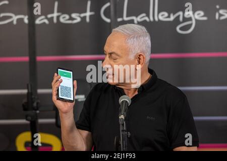 Petah Tikva, Israele. 20 Feb 2021. Il primo ministro israeliano Benjamin Netanyahu visita una palestra fitness prima della riapertura della filiale a Petah Tikva, Israele Sabato 20 febbraio 2021, Israele continua a sollevare la serratura con l'apertura di palestre, alberghi e centri commerciali a partire da febbraio. 21. Foto in piscina di tal Shahar/UPI Credit: UPI/Alamy Live News Foto Stock