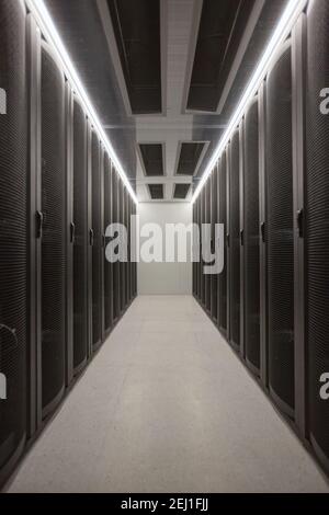 Immagine grafica di sfondo della sala server con supercomputer in data center o struttura di ricerca, spazio di copia Foto Stock