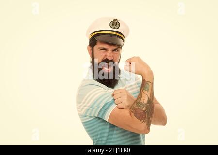 Muscoli forti. Spirito marinaro. Marinaio barbuto isolato su bianco. Marinaio o marinaio con barba lunga e baffi. Lavorare come marinaio. Marinaio professionista. Navy e marina. Concetto di avventure in mare. Foto Stock