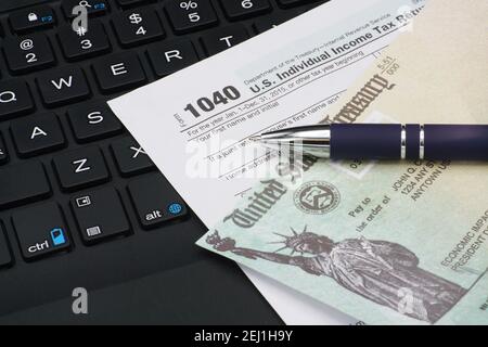 US IRS Internal Revenue Service modulo di deposito delle imposte sul reddito 1040 con penna sulla tastiera. Foto Stock