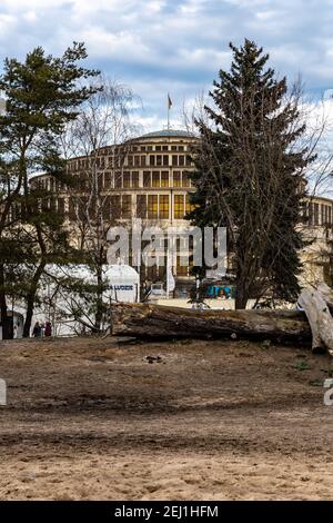 Wroclaw 1 febbraio 2020 cespugli e rami di fronte di vecchia sala centenaria Foto Stock