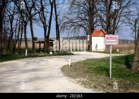 Cartello stradale che indica Achtung Staatgrenze, che significa in Germania confine di Stato, in Austria, al confine con la repubblica Ceca tra Novy Prerov Foto Stock