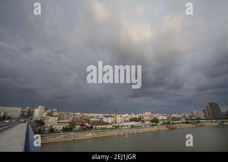 BELGRADO, SERBIA - 19 LUGLIO 2018: Vista della riva del fiume Sava a Belgrado con il ponte Brankov Most sulla destra e il quartiere lungomare di Savamala in Foto Stock