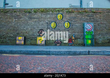 Graffiti che raffigura i personaggi del videogioco Super Mario Foto Stock