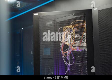 Immagine di sfondo dell'armadio server con cavi e fili nel data center, concetto di rete di supercomputer, spazio di copia Foto Stock