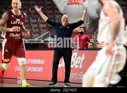 Riga, Lettonia. 20 Feb 2021. Il capo allenatore bulgaro Georgi Kirilov Davidov reagisce durante la partita di basket FIBA EuroBasket 2022 a riga, Lettonia, 20 febbraio 2021. Credit: Edijs Palens/Xinhua/Alamy Live News Foto Stock