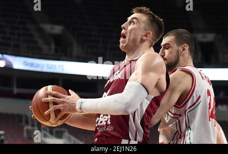 Riga, Lettonia. 20 Feb 2021. Martins Meirs (L) della Lettonia vies con Andrey Ivanov della Bulgaria durante la partita di basket FIBA EuroBasket 2022 tra Lettonia e Bulgaria a riga, Lettonia, 20 febbraio 2021. Credit: Edijs Palens/Xinhua/Alamy Live News Foto Stock